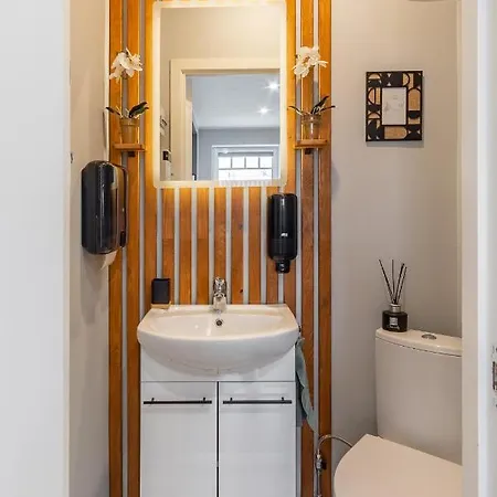 Romantic - Private Entrance! Апартаменти