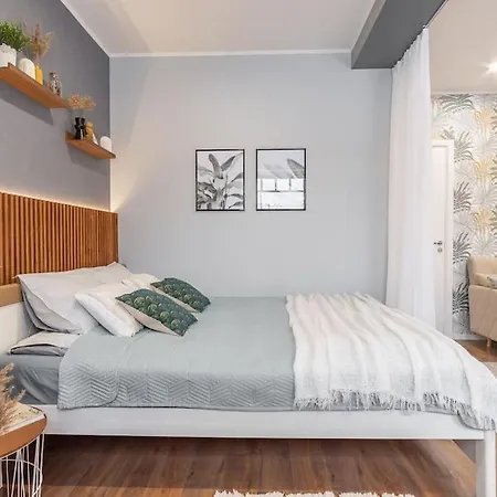 Romantic - Private Entrance! Апартаменти